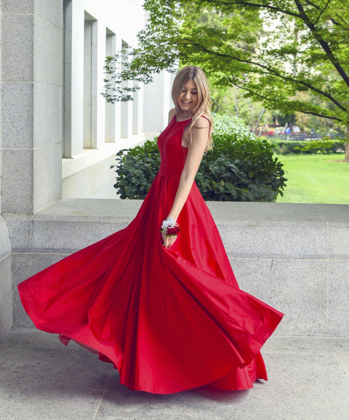 Cliente girando com vestido longo vermelho